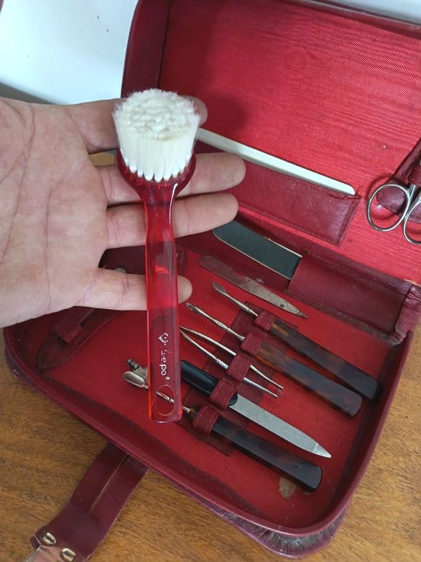 Set de Manicura Antiguo Completo en Estuche Rojo