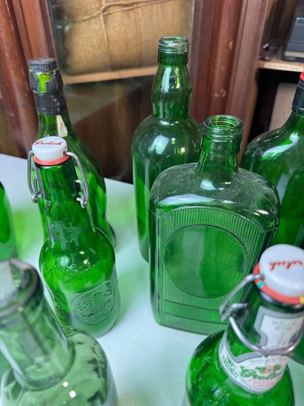 Colección de botellas y vasos de vidrio verde - imagen 7