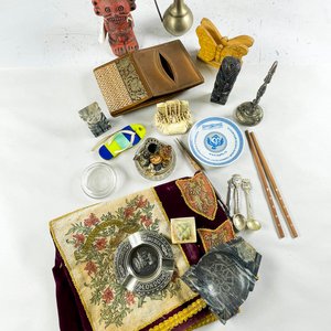 Lote Variado: Tapiz, Cenicero London, Monedas, Servilletero y Más - imagen 2