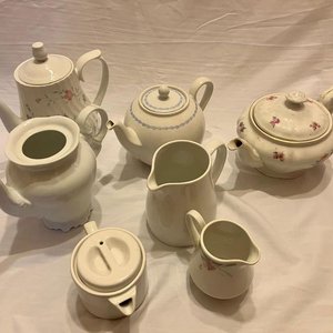 Lote Mixto Vajilla Vintage: Teteras, Cafeteras, Lechera y Azucarero de Porcelana y Loza Blanca - imagen 3