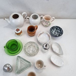 Lote de Bazar: Tetera, Azucarera, Lechera, Tazas, Ceniceros y Más - imagen 4