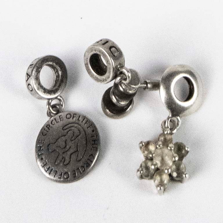 Tres Dijes de Plata con Diseños Circulares y Florales