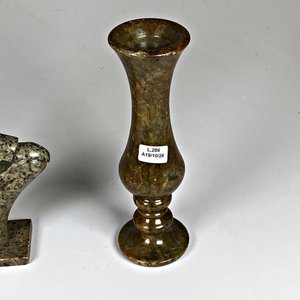 Lote de Tres Piezas de Piedra: Figura Abstracta y Dos Floreros - imagen 4