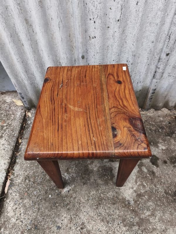 Mesa auxiliar de madera con diseño antiguo