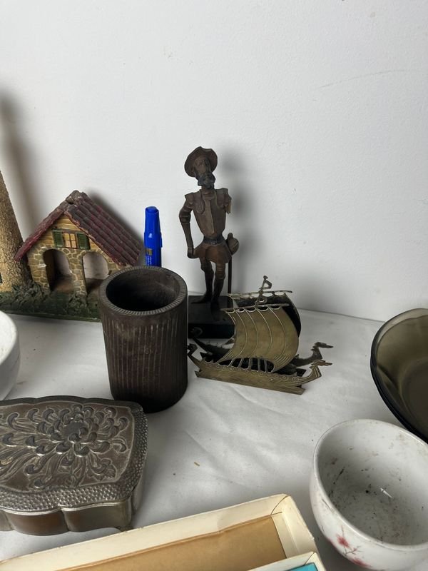 Colección de objetos decorativos y útiles - imagen 4