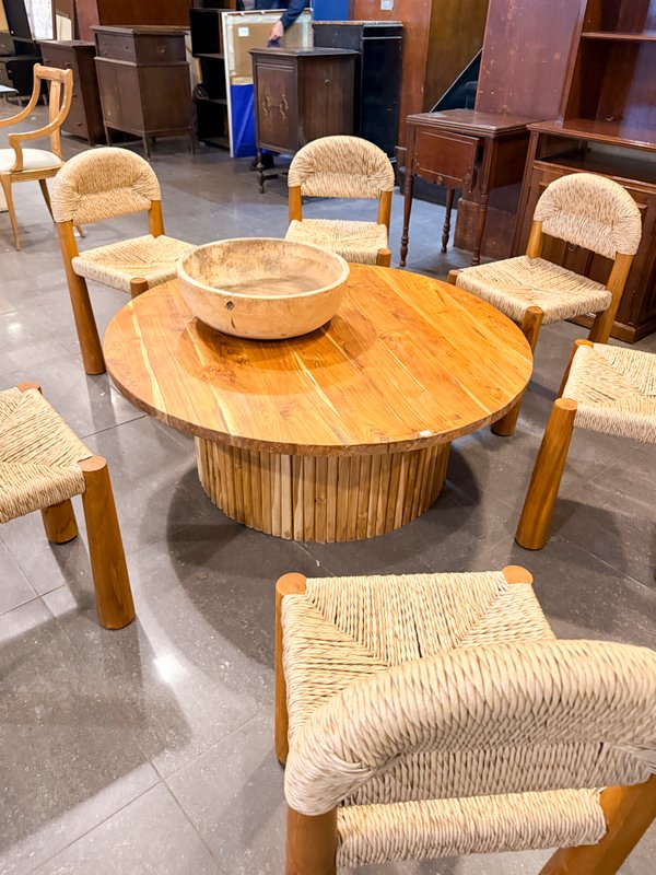 Juego de Comedor Rústico con Mesa Redonda y Seis Sillas; Diván Amarillo - imagen 1