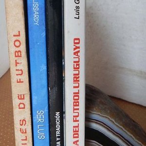 Lote de 4 Libros de Fútbol Uruguayo: Historia, Peñarol, Luis Suárez y Juveniles - imagen 3