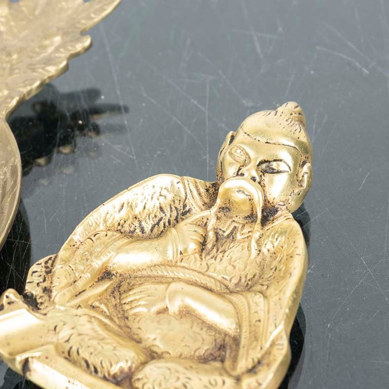 Ceniceros de bronce con forma de ananá y figura - imagen 2