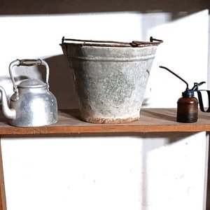 Balde Antiguo de Chapa, Tetera de Aluminio y Aceitera - imagen 1