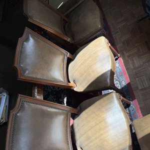 Juego de Comedor Clásico: Mesa y 6 Sillas de Madera con Incrustaciones y Tapizado de Cuero - imagen 19