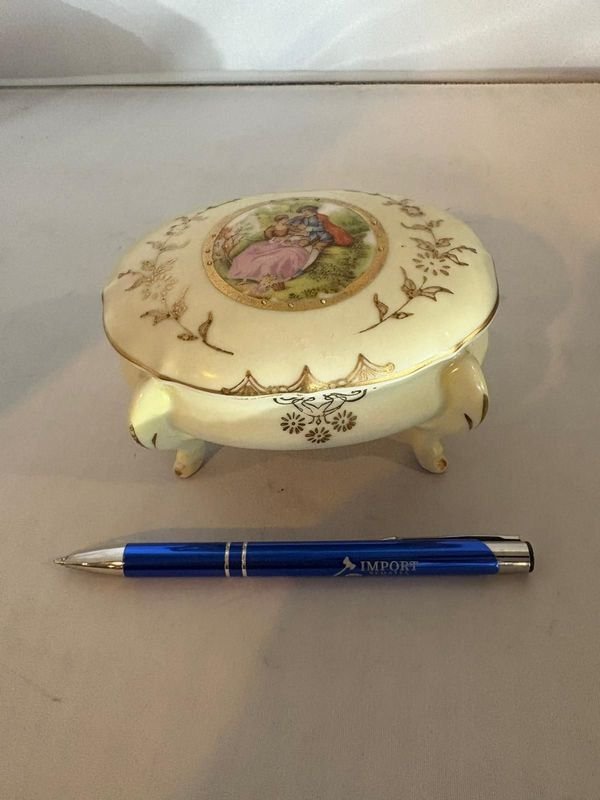 Lote siguiente: Alhajero porcelana con escenas románticas de Bavaria