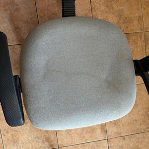Silla de Escritorio Tapizada en Tela Gris con Brazos y Ruedas - imagen 3