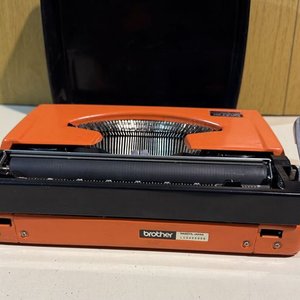 Máquina de Escribir Portátil Brother 210 Naranja con Tapa - imagen 8