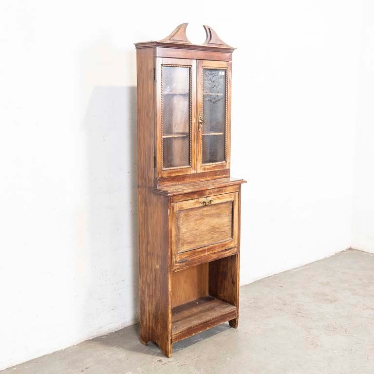 Lote siguiente: Cristalero de tres puertas en pino: detalles y características
