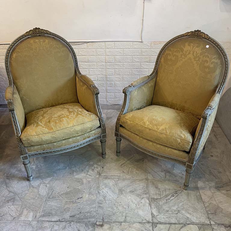 Pareja de sillones Luis XVI con almohadones y diseño elegante