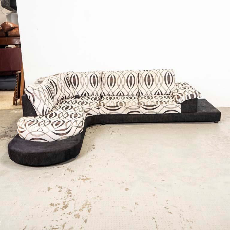 Lote siguiente: Sofá esquinero bajo para la venta - Medidas: 320 x 250 x 85cm