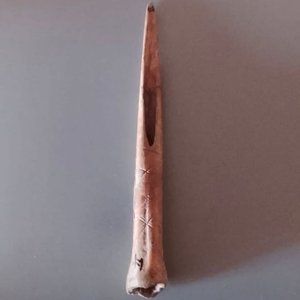 Punzón Indígena para Coser Cuero - Pieza Única Decorada - imagen 3