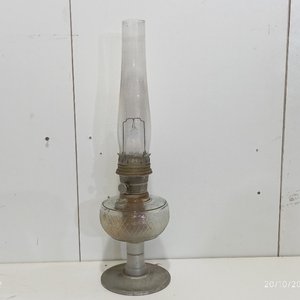 Antiguo Farol Lámpara a Kerosene Tipo Aladdin con Pie Metálico y Depósito de Vidrio - imagen 2