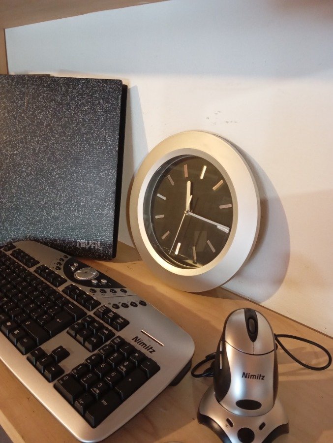 Teclado y reloj de pared con biblioratos para archivo - imagen 4