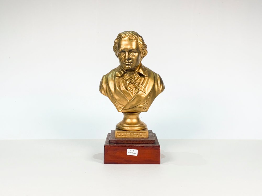 Lote anterior: Busto de Beethoven en metal dorado