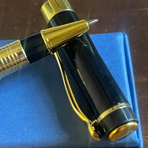 Elegante Bolígrafo Negro con Detalles Dorados y Ornamentación Geométrica - imagen 2