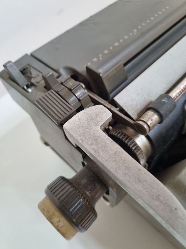 Máquina de escribir Olivetti Linea 98 - imagen 5