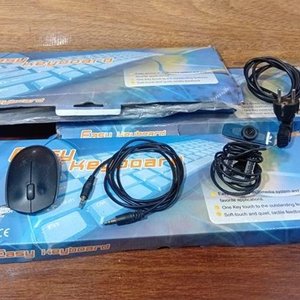 Lote de Informática: Teclados, Webcam, Mouse y Cables - imagen 2
