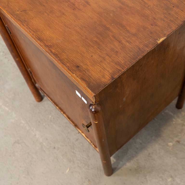 Mesa de luz danesa con puerta, en condiciones aceptables - imagen 2