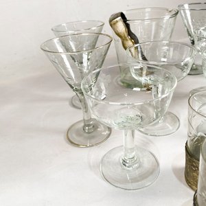 Lote de 19 piezas: Hielera con pinza, copas y vasos de vidrio grabados - imagen 4