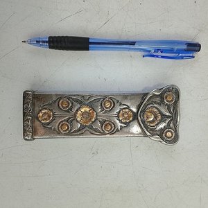 Vaina de Metal con Flores Repujadas y Detalles Dorados - imagen 5
