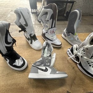 Lote siguiente: Pares de Calzado Deportivo Estilo Nike Air Force 1 y Jordan