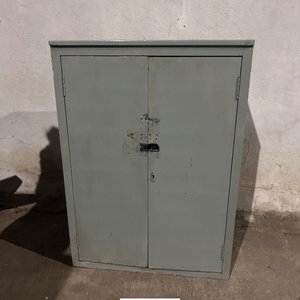 Lote siguiente: Armario Metálico Gris con Puertas y Estantes