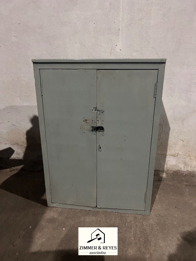 Armario Metálico Gris con Puertas y Estantes