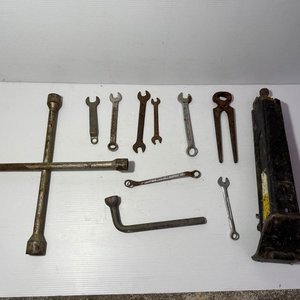 Lote de Herramientas Varias: Gato Mecánico, Tijera de Podar, Martillos, Llaves y Dados - imagen 3