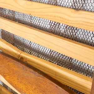 Cama de Roble Una Plaza con Detalles en Lustre y Parrilla - imagen 3