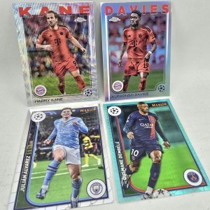 Lote siguiente: Lote de 4 Tarjetas de Fútbol Topps y Merlin: Harry Kane, Alphonso Davies, Julián Álvarez, Ousmane Dembélé