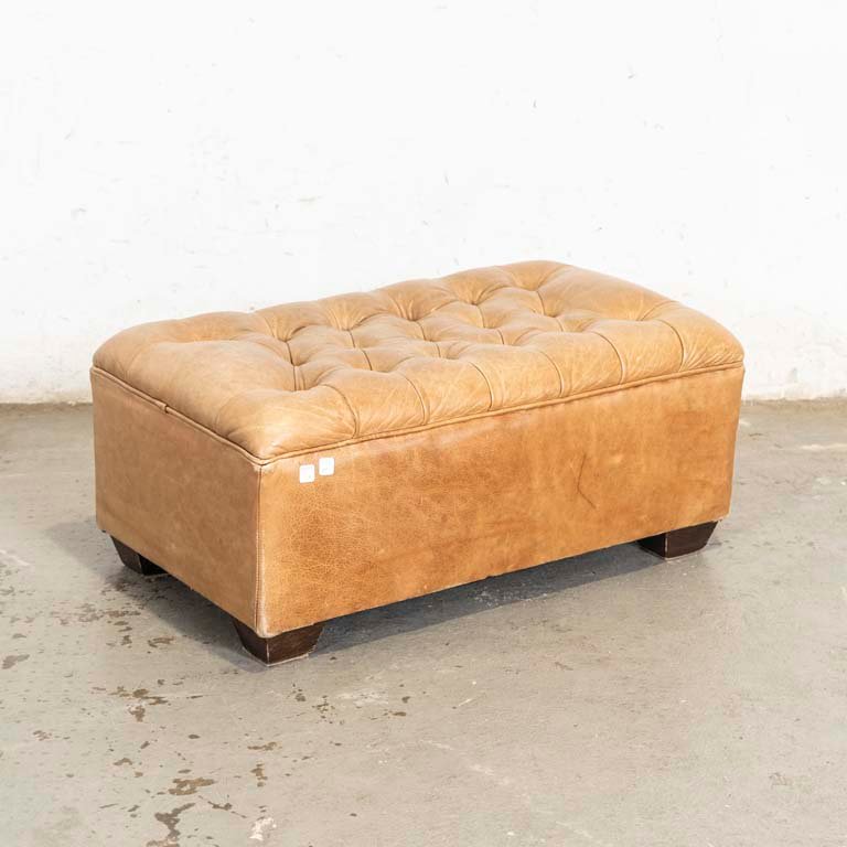 Puff de cuero con asiento capitoneado, cuero descolorido y desgaste - imagen 1