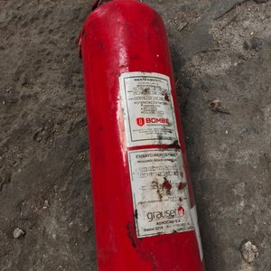 Extintor Portátil Rojo con Manómetro - imagen 2