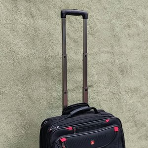 Bolso de Viaje Estilo Valija Negro con Ruedas y Mango Extensible - imagen 2