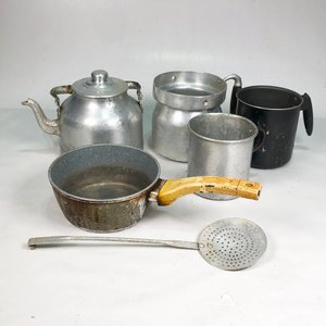 Lote anterior: Lote de Utensilios de Cocina: Pava, Ollas y Pinzas de Aluminio
