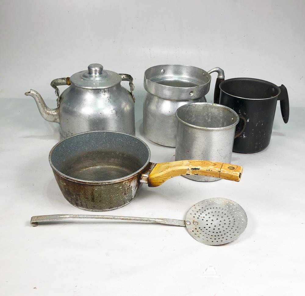 Lote de Utensilios de Cocina: Pava, Ollas y Pinzas de Aluminio