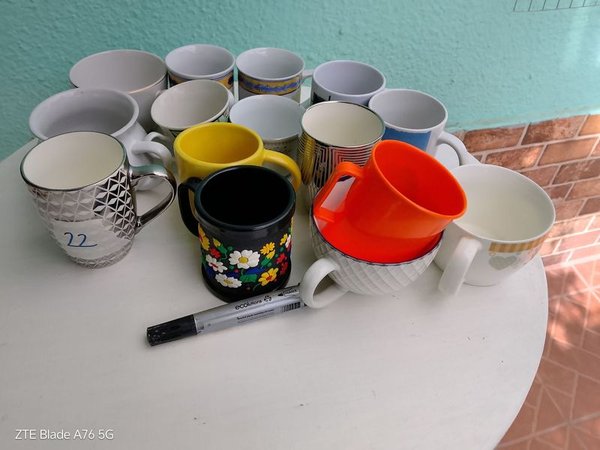 Colección de tazas y vasos coloridos - imagen 2