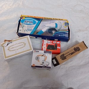 Cinco piezas: tripode, tv box,  intercomunicador, limpiador giratorio y taza para café. - imagen 2