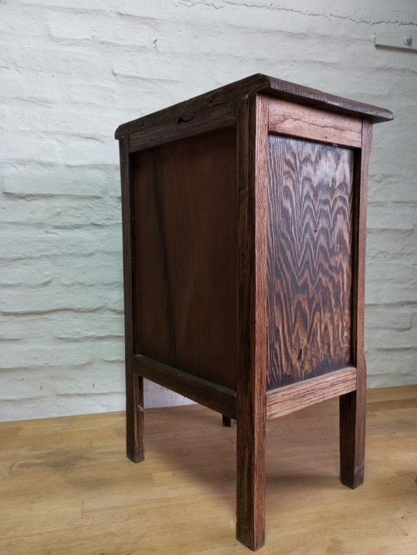 Mesa de luz de roble con puerta y cajón - imagen 4