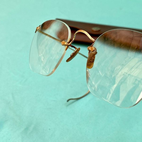 Antiguos lentes enchapados en oro con su estuche original de la optica Pablo Ferrando S.A. - imagen 4