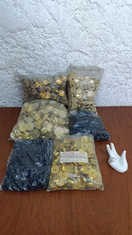 Botones de Oro y Azules en Bolsas Plásticas