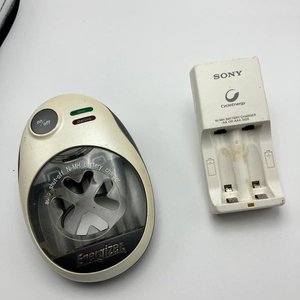 Lote de 2 Cargadores de Pilas Recargables: Energizer y Sony - imagen 3