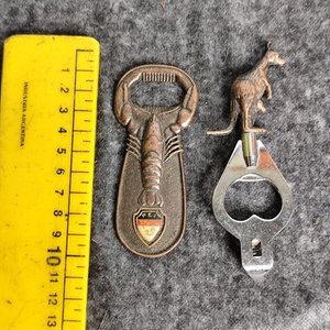 Lote siguiente: Dos destapadores: uno de bronce con forma de langosta y otro de metal con canguro