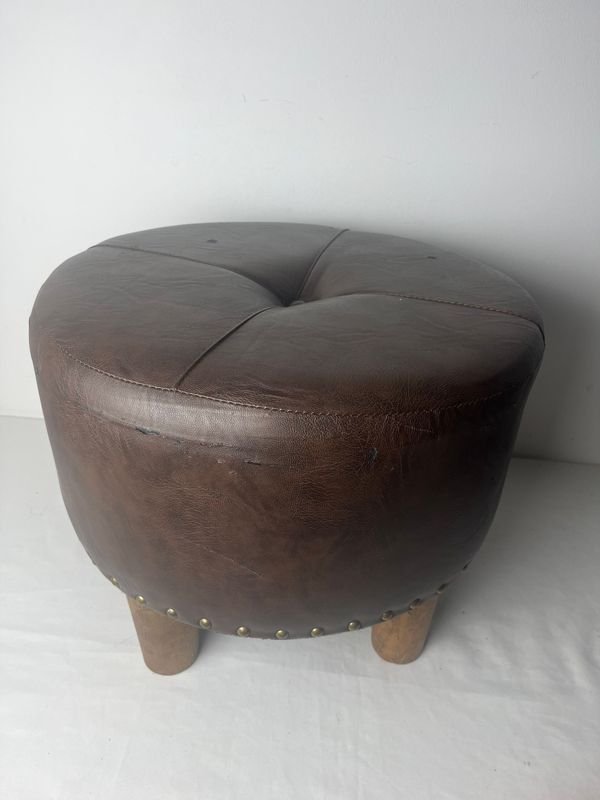 Silla de cuero con patas de madera - imagen 6