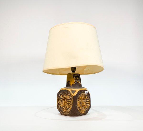 Lote siguiente: Lámpara con base de cerámica tipo cubo, decoración constructiva y pantalla beige
